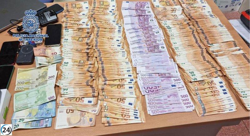 Detenidos por posesión de drogas y gran cantidad de dinero en su vehículo.