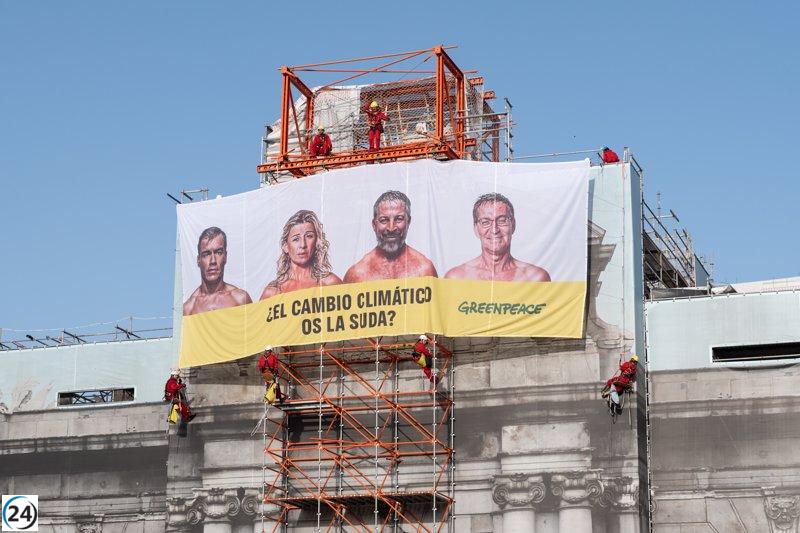 Greenpeace lanza un mensaje claro sobre la indiferencia de los candidatos hacia el cambio climático en la Puerta de Alcalá.