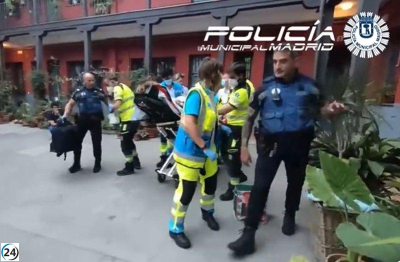 Heroica actuación de policías y sanitarios: salvan a turista tras infarto tras noche de excesos.