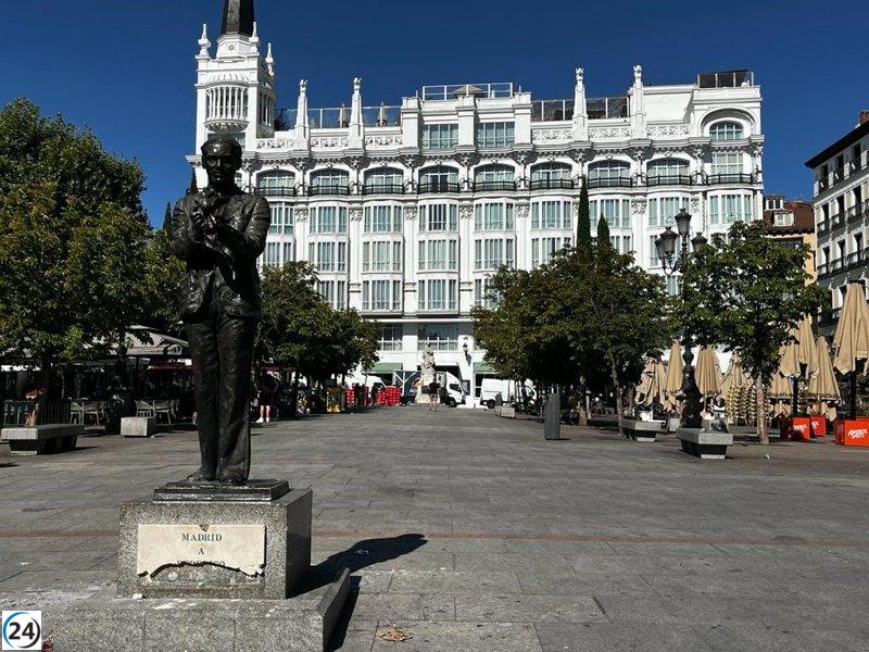 Un camión de basura daña escultura de Lorca en plaza Santa Ana.