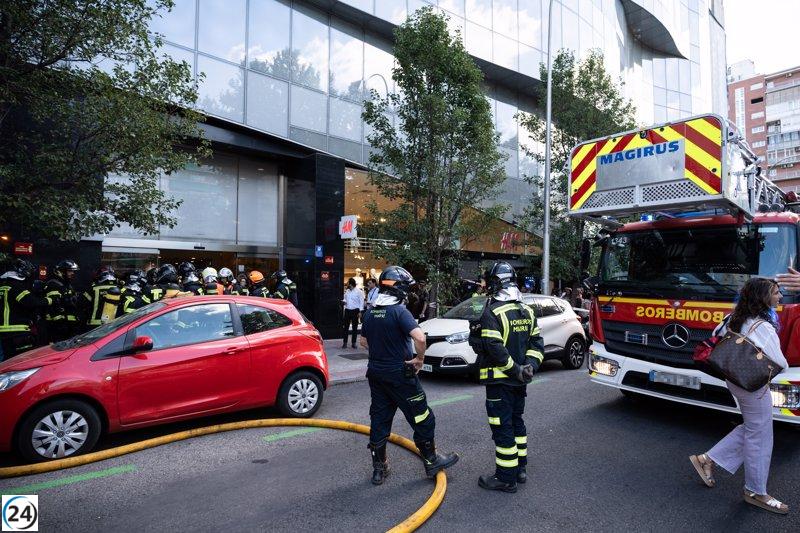 Incendio de coche híbrido obliga a evacuar centro comercial en La Castellana