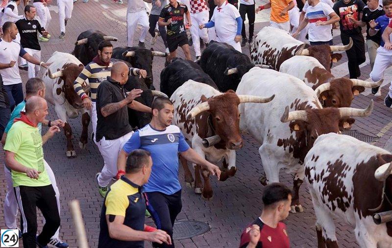 Encierro de las fiestas: Dos asistencias tras caídas en un evento más lento y participativo.
