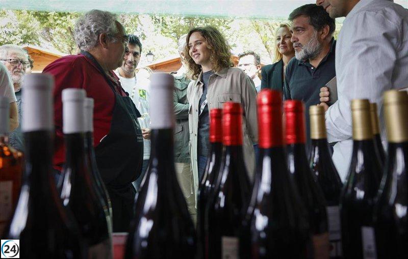 Ayuso respalda la Feria de la Sierra Norte en Venturada, un evento que destaca a artesanos y emprendedores de toda la región en 42 municipios.