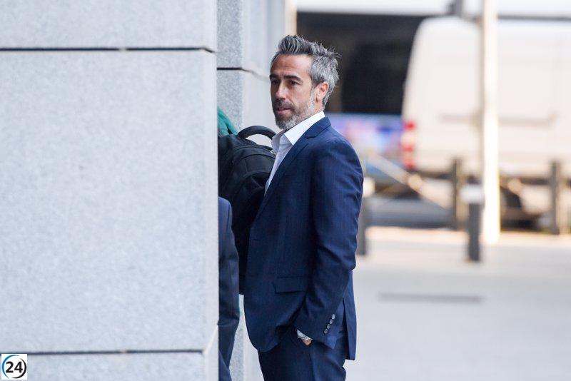 Jorge Vilda, former national team coach, remains tight-lipped upon arrival at the National Assembly to testify as a defendant in the 'Rubiales Case'.