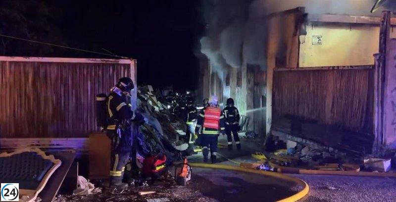 Exitosamente sofocado un incendio en una nave industrial en Villa de Vallecas