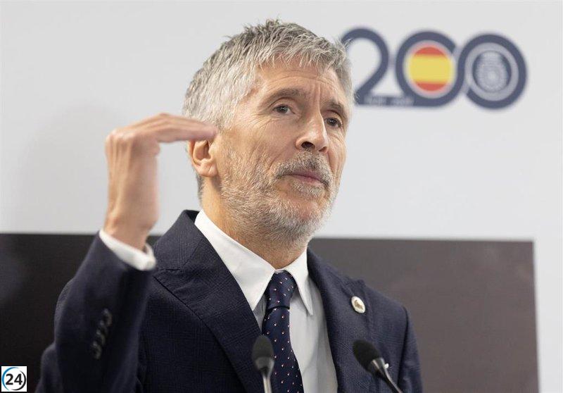 Marlaska critica discursos xenófobos de Feijóo y Ayuso sobre inmigración y señala su falta de conocimiento