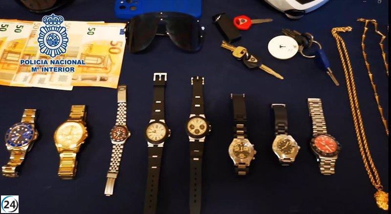 Banda experta en robo de relojes de lujo en barrios adinerados de Madrid, capturada con éxito.