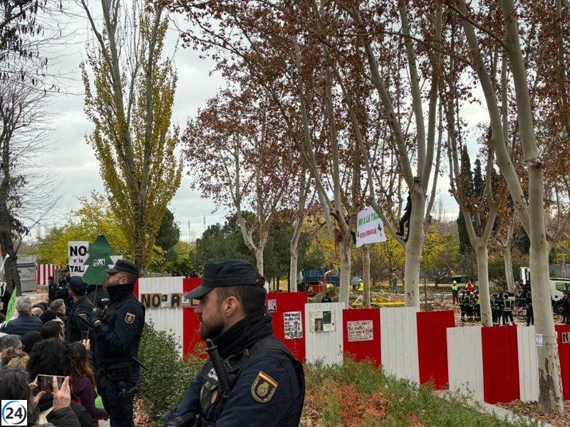 Vecinos y ecologistas protestan mientras se inician las talas para la ampliación de L11, con un total de 523 árboles afectados.
