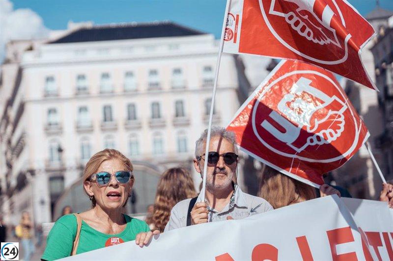 Sindicatos y colectivos se movilizan en Madrid para reclamar menos horas de trabajo en la enseñanza