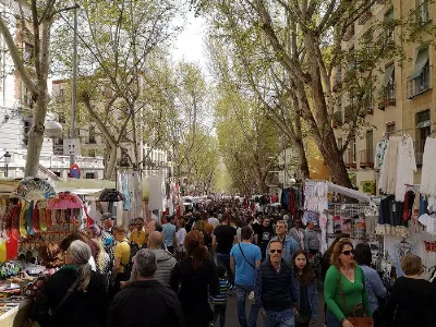 Vive la experiencia de ir de compras en el famoso Rastro de Madrid