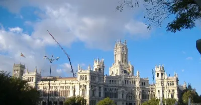 Maravíllate con la belleza del barrio de los Jerónimos