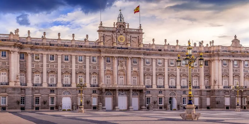 Descubre el arte y la vida de la dinastía Borbón en el Palacio Real de Madrid